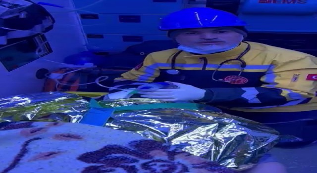 Enkazdan çıkan teyzenin ilginç diyaloğu