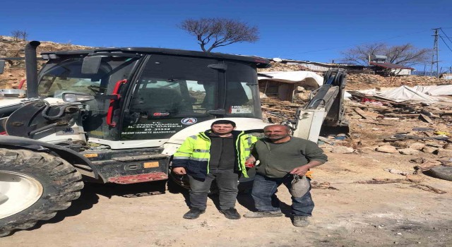 Enkazdan çıkardığı 100 bin TLlik altın ve parayı sahibine teslim etti