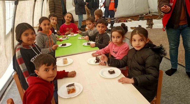Enkazdan kurtarılan Eymenin doğum gününü Aile ve Sosyal Hizmetler Bakanlığı personeli kutladı