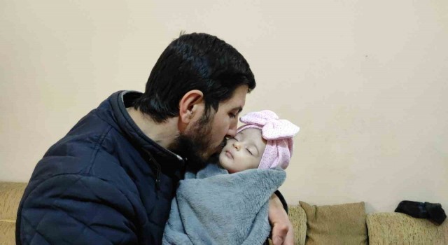Enkazdan kurtarılan Fatma bebek, Şanlıurfadaki amcasına teslim edildi