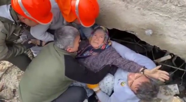 Enkazdan kurtarıldı, Yavrularım, çocuklarım diyerek sarılıp ekibi öptü