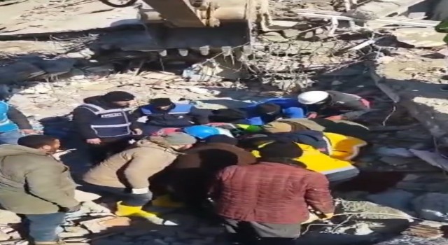 Enkazdan sağ çıkartılan 3 kardeşten biri hayatını kaybetti