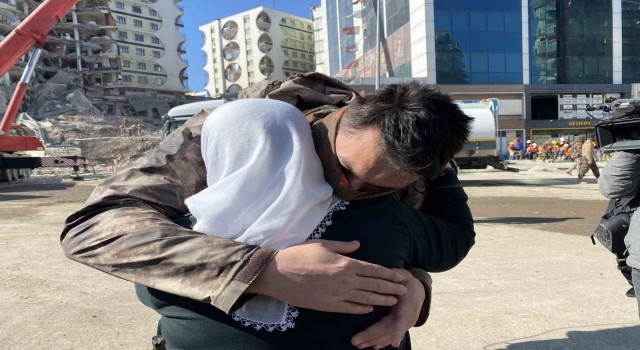 Enkazdan sağ çıktı, güvenlik güçlerine sarıldı