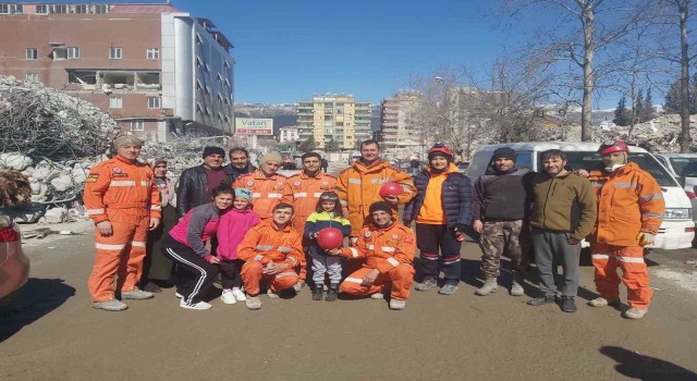 Enkazdan sağ kurtarılan Beren Dalkıranı Mehmetçik ziyaret etti