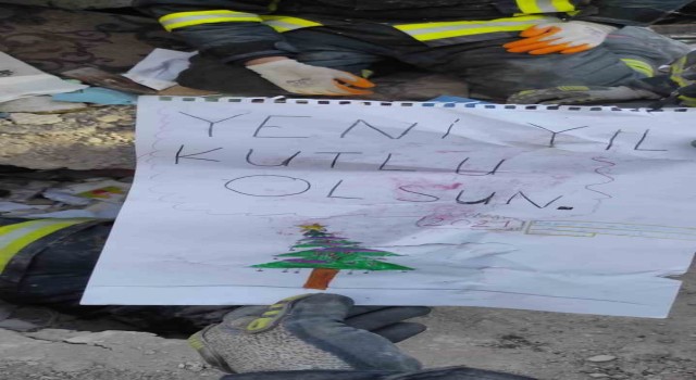 Enkazdan yürek burkan resim çıktı: Yeni yıl kutlu olsun, depremsiz bir yıl diliyorum