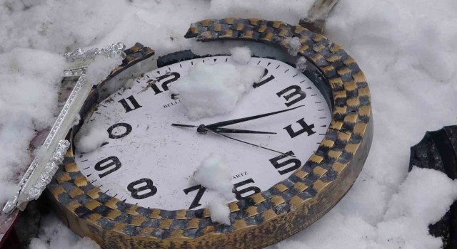Enkazın altında bulunan duvar saati 04.17de durmuş