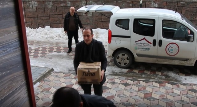 Ercişe gelen depremzedelere Erciş Belediyesinden yardım eli