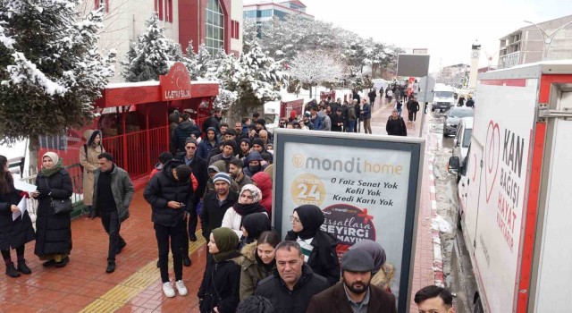 Ercişten depremzedeler için kan bağışına yoğun ilgi