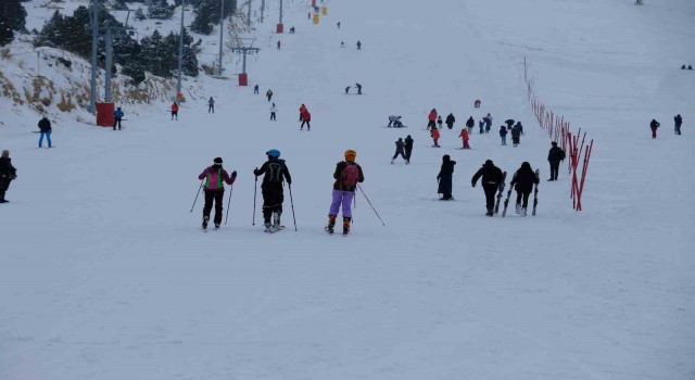 Erzincanda beklenen kar yağışının ardından kayak sezonu açıldı