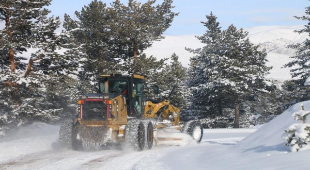 Erzincanda kar ve tipiden 326 köy yolu ulaşıma kapandı