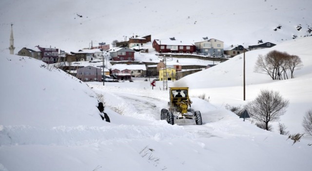 Erzincanda kar ve tipiden 471 köy yolu ulaşıma kapandı