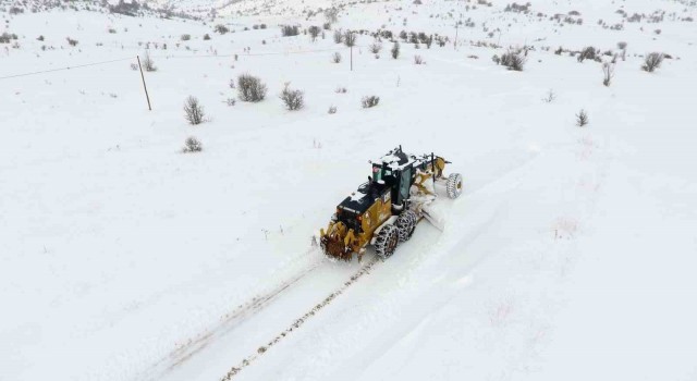 Erzincanda kar ve tipiden kapanan 239 köy yolu ulaşıma açılıyor