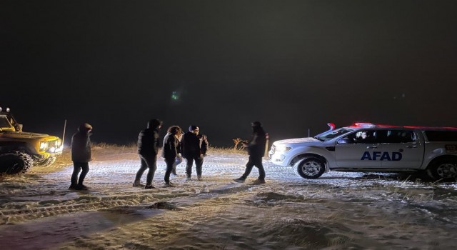 Erzincanda karda mahsur kalan 3 kişi kurtarıldı