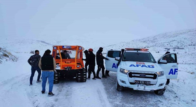 Erzincanda karda mahsur kalan 5 kişi kurtarıldı