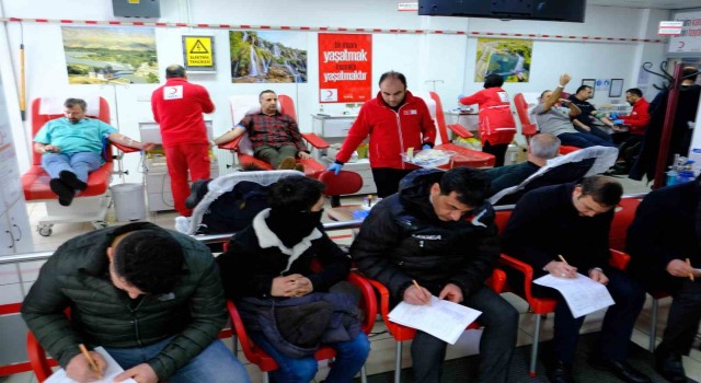 Erzincanda vatandaşlar kan merkezlerine akın etti