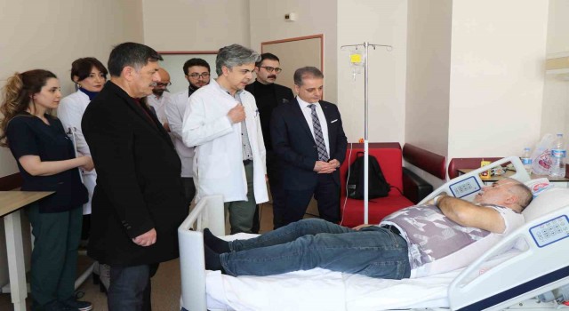 Erzincanda yaralı depremzedelerin tedavileri sürüyor