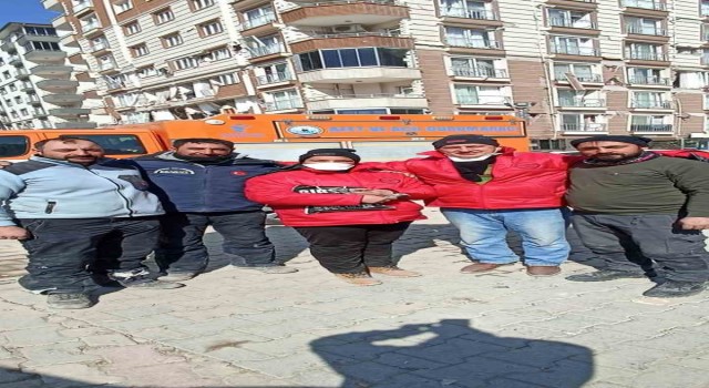 Erzurum Büyükşehirin ekibi Erakut enkazda bulduğu parayı sahibine teslim etti