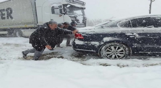 Erzurumda etkisini gösteren kar yağışı, araç şoförlerini zor durumda bıraktı