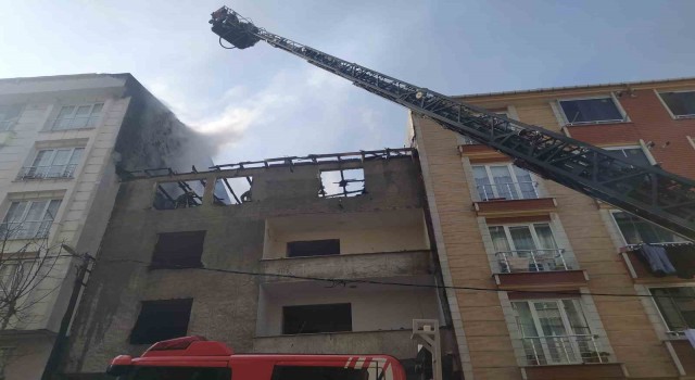 Esenyurtta metruk bir binada çıkan yangın 3 binaya sirayet etti