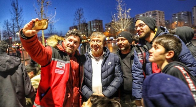 Eski futbolcu Tanju Çolaktan Diyarbakırlı depremzedelere yardım