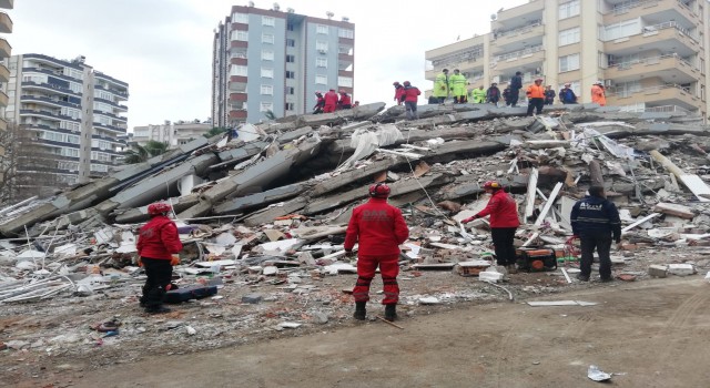 Eskişehir DAK ekibi 4üncü günde hamile kediyi enkazdan kurtardı