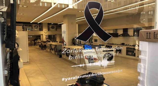 Eskişehirde esnaf asrın felaketi nedeniyle camlarına siyah kurdele yapıştırdı