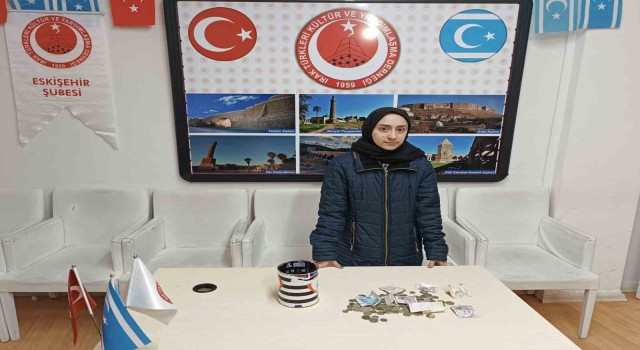 Eskişehirde Iraklı genç kumbarası depremzedelere bağışladı