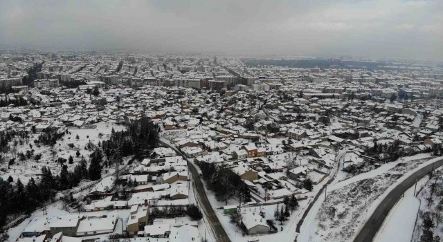 Eskişehirde masalsı manzaralar oluşturan kar, bazıları için çileye dönüştü