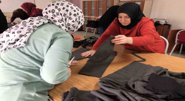Eskişehirli kadınlar depremzedeler için kışlık kıyafet dikiyor