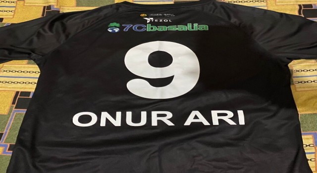 Eskişehirsporlu genç futbolcudan depremzedelere destek için imzalı forma