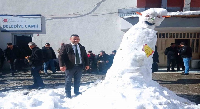 Esnaf kar yağışını eğlenceye dönüştürdü