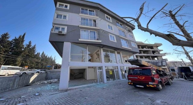 Eşyalarını toplamak için deprem bölgesine dönen genç öğretmen korku dolu anları tekrar yaşadı