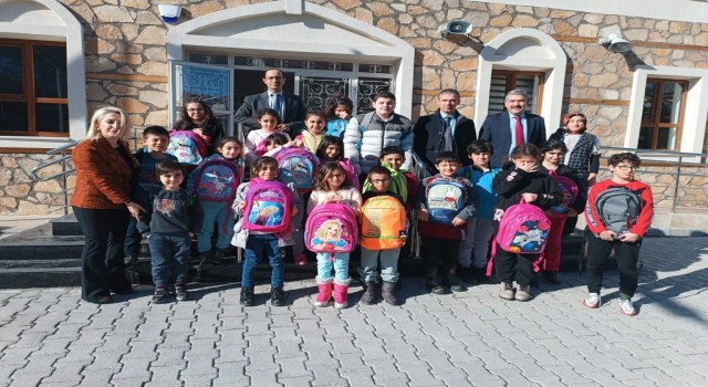 EYUDERden depremzede öğrencilere kırtasiye yardımı