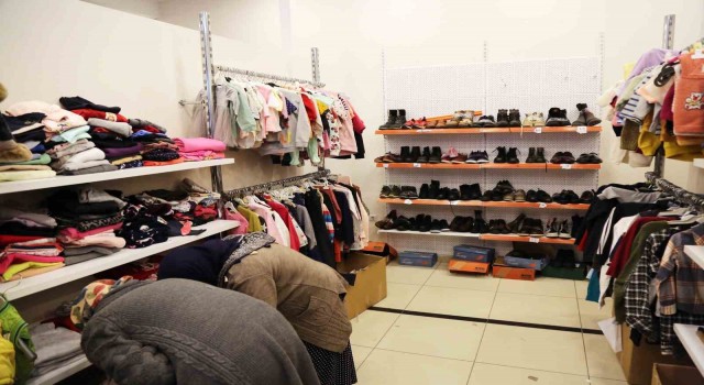 Eyüpsultana gelen depremzedelere giysi desteği