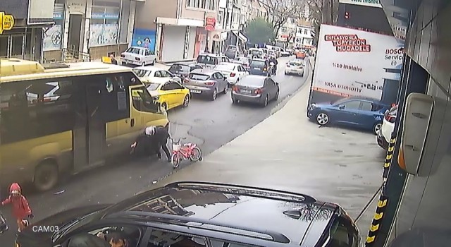 Eyüpsultanda dengesini kaybeden kadın minibüsün altında kalmaktan son anda kurtuldu