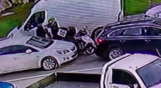Eyüpsultanda ters yöne giren motosiklet sürücüsü kavga ettiği sürücüye kaskıyla saldırdı