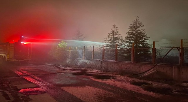 Fabrika bahçesindeki atık kablolar yandı