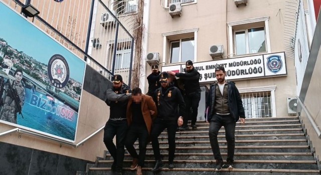 Fabrikada silah dayayıp gasp etmişlerdi: Aynı gün yakalandılar