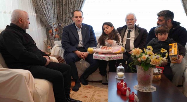 Fatih Erbakan, Ankarada evlere yerleştirilen depremzedeleri ziyaret etti