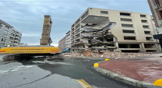 Fatihte bina yıkımında tedbir almayan müteahhitte cezai işlem
