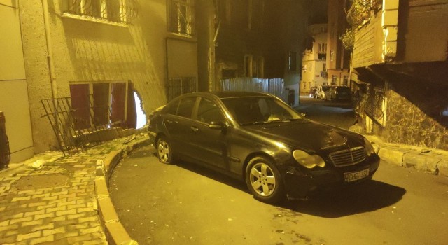Fatihte el freni çekilmeyen otomobil yokuş aşağı kayarak bir binanın duvarına çarptı