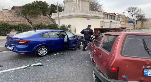Fatihte kaza yapan sürücü, aracını olay yerinde bırakıp kaçtı