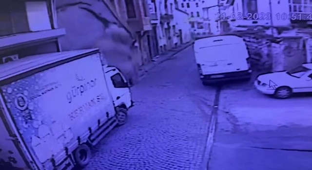 Fatihte metruk binanın çöktüğü anlar kameraya yansıdı