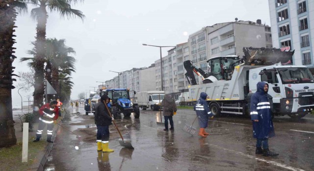 Fatsada dev dalgalar karayoluna ulaştı