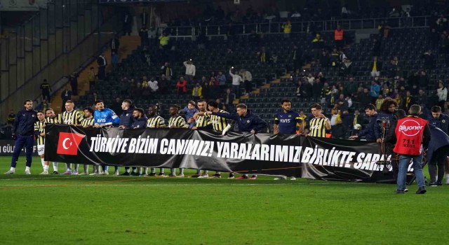 Fenerbahçeden maç sonu anlamlı pankart