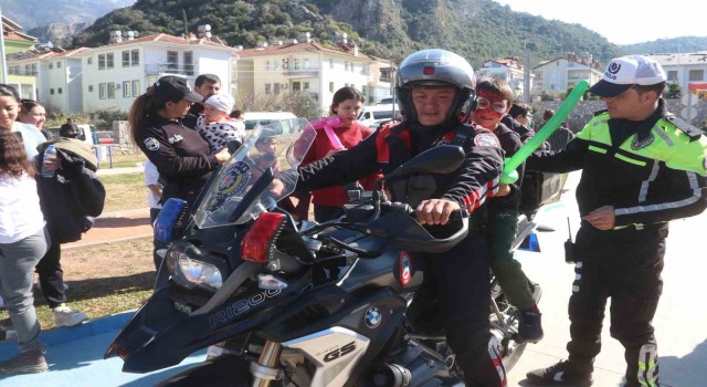 Fethiye emniyeti depremzede çocuklar için eğlence düzenledi