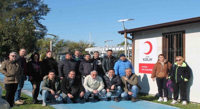 Fethiyede gazeteciler depremzedeler için kan bağışında bulundu