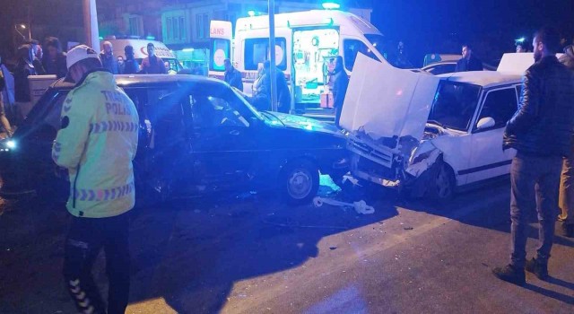 Fethiyede iki otomobilin çarpıştığı kazada 10 kişi yaralandı