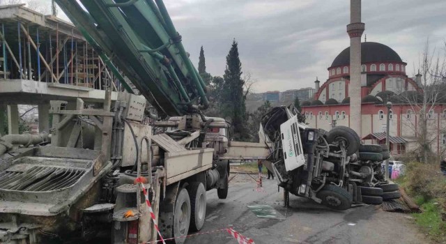 Freni boşalan mikser kamyonu beton pompasına çarparak durabildi