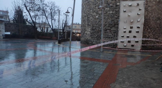 Galata Kulesindeki demirler rüzgardan hasar gördü